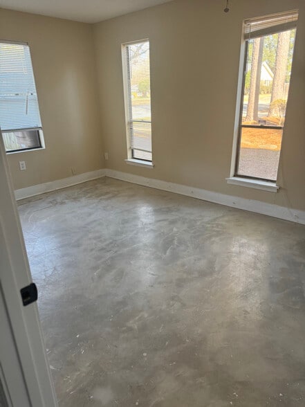 Building Photo - 2004 Pine Needle Dr E