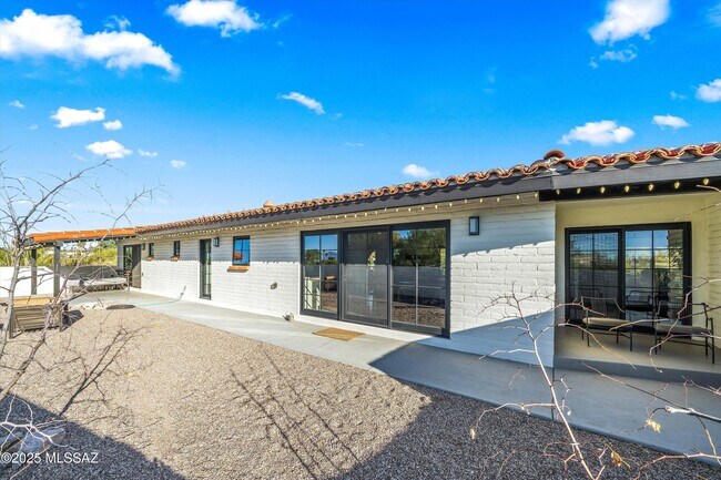 Building Photo - 2640 E Camino La Zorrela