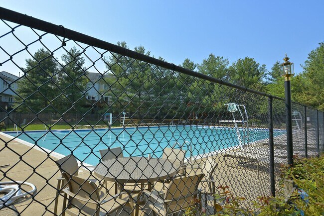 Building Photo - Top-Floor 3BD/3BA seconds to Downtown Crown!