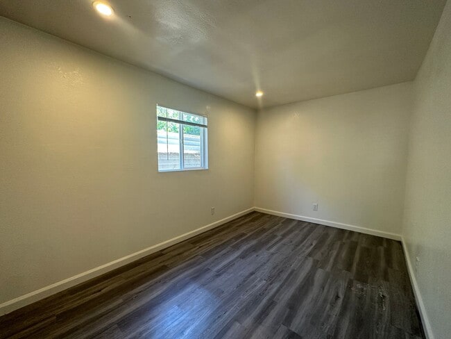 Building Photo - 918 1/2 Santa Fe Ave