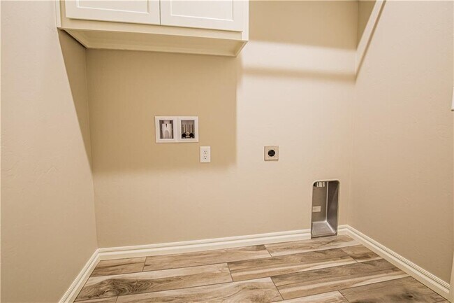 Building Photo - 3516 Lakeside Dr