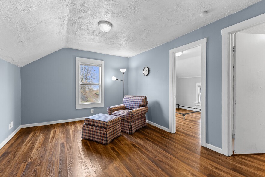 Building Photo - 922 Dakin St