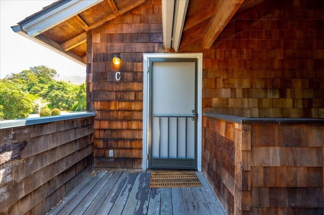Building Photo - Charming Furnished Studio