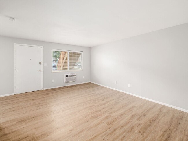 Building Photo - 593 Riverview Dr