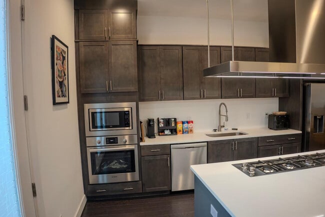 Building Photo - 1680 Memorial Dr SE