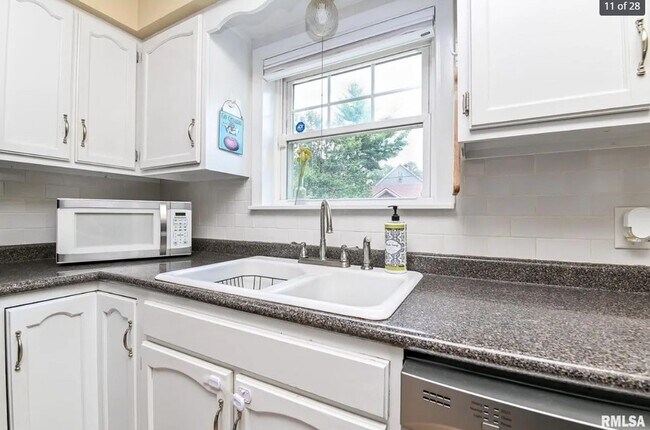 Building Photo - 2501 W Moss Ave