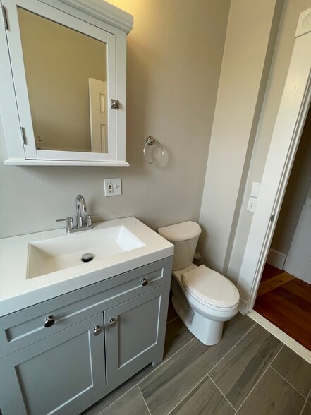 Building Photo - 27 Dix St