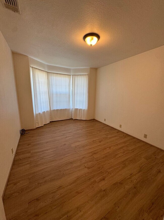 Building Photo - Not your ordinary rental! Pool! Kitchen ai...