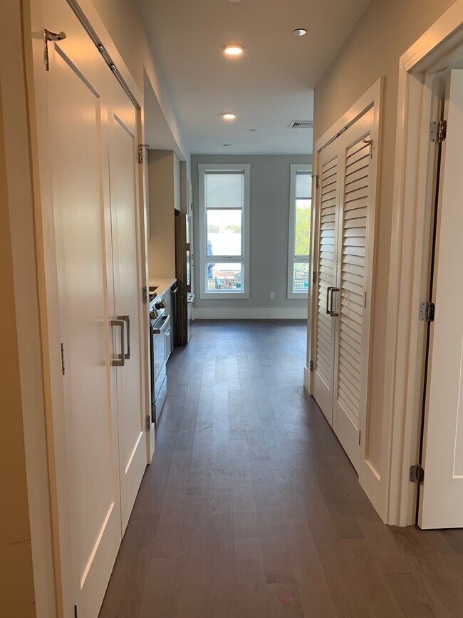 Building Photo - SEPTEMBER 1 - 1 bedroom apartment In Jamai...