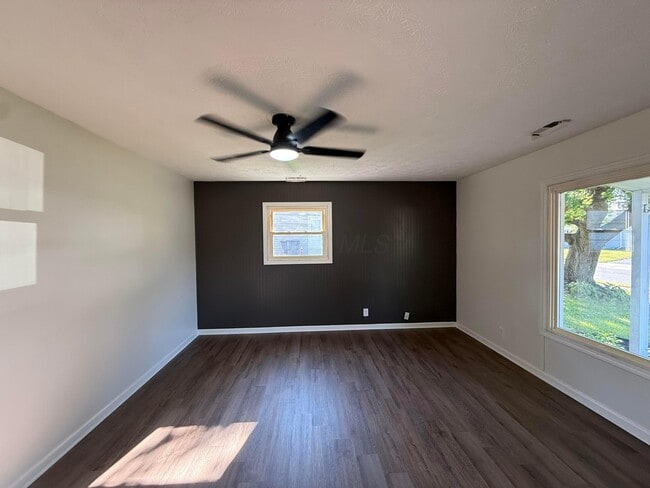 Building Photo - 100 Valley View Dr