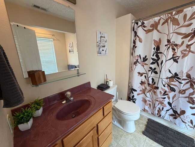 Building Photo - Fully Furnished Short Term Rental!