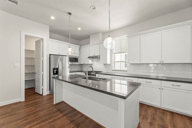 Building Photo - 2718 Grand Fountains Dr