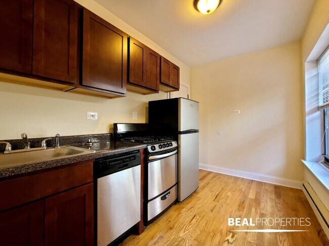 Building Photo - 0 bedroom in CHICAGO IL 60657