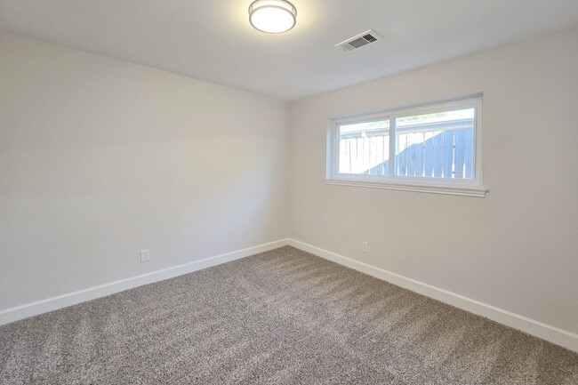 Building Photo - 8822 Rowan Ln