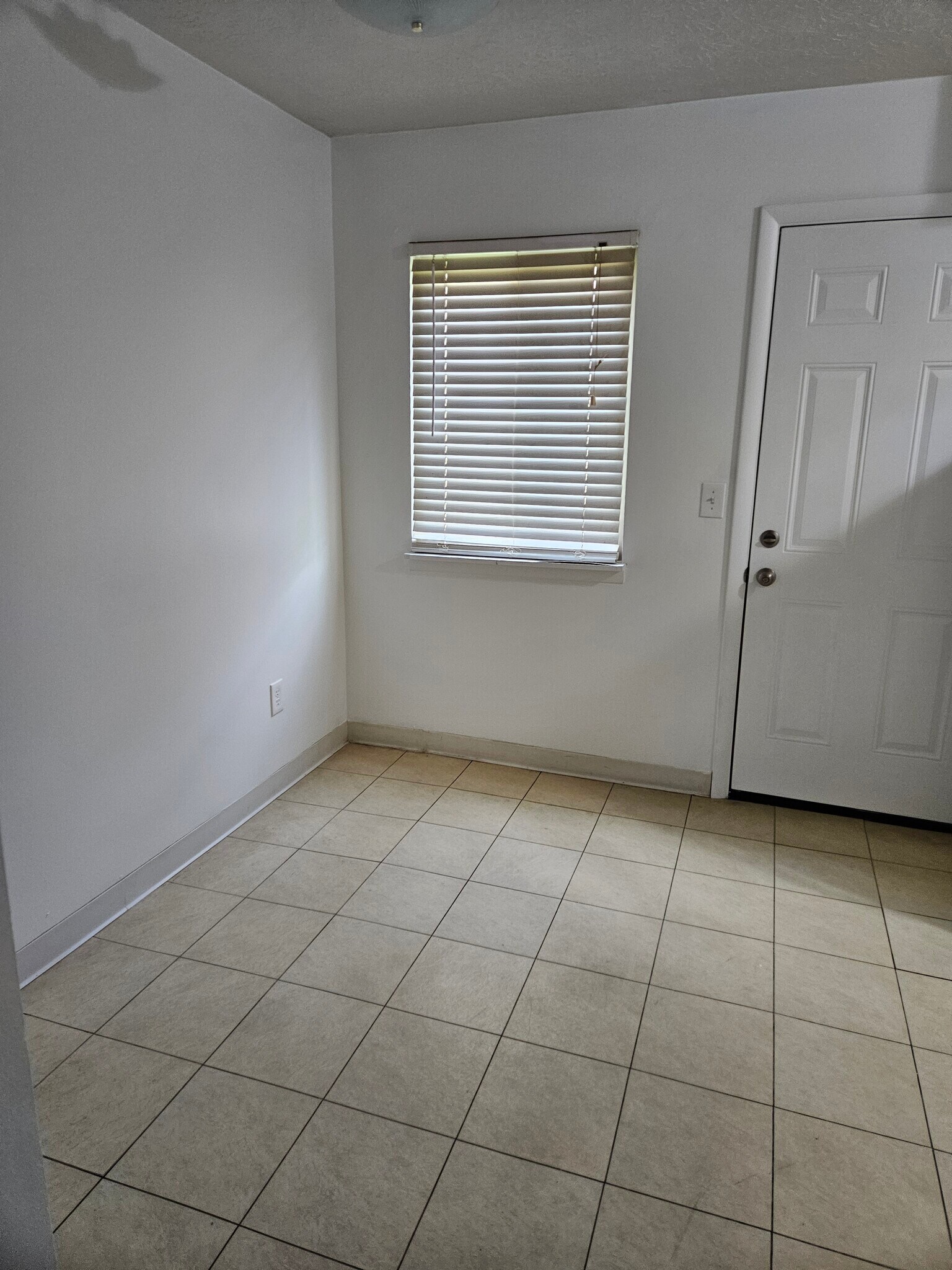 Kitchen eating area - 2980 Donnylane Blvd