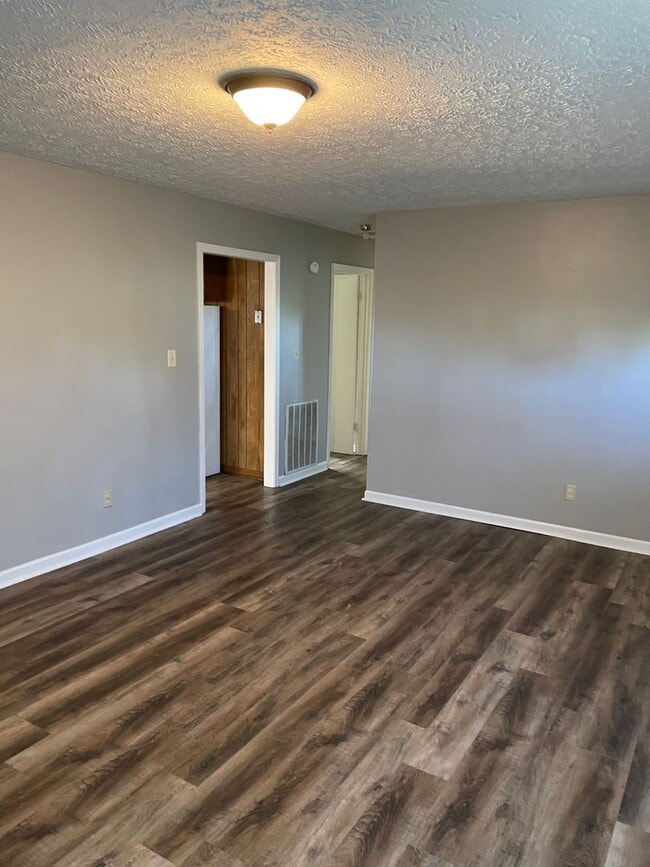 Building Photo - 3 bedroom 1 bath brick home in the country...