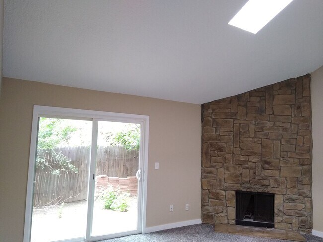 Building Photo - Charming 2 Bedroom 2 Bath w/ Large Yard, 1 Car Garage and Central Air/Heat