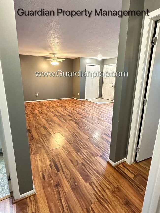 Building Photo - Brooklyn Park End Unit Patio Home, Dishwas...
