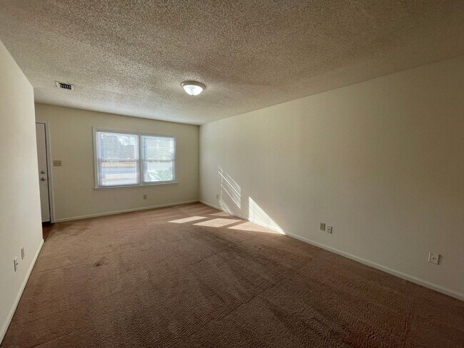 Building Photo - 2 bedroom, 1 bath Duplex
