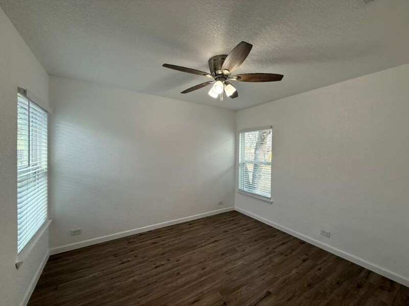 Building Photo - 215 Laurelwood Dr