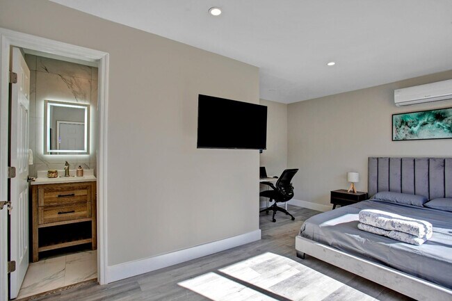 Building Photo - 2632 Madison St