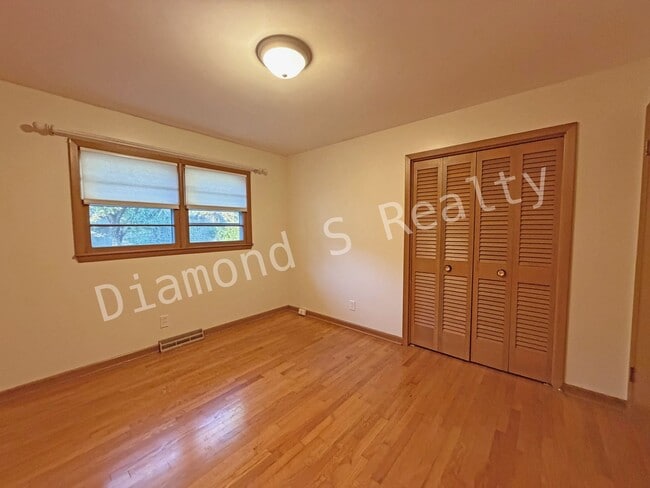 Building Photo - Southeast Springfield 3 Bedroom Home Avail...