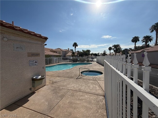 Building Photo - 1900 N Torrey Pines Dr