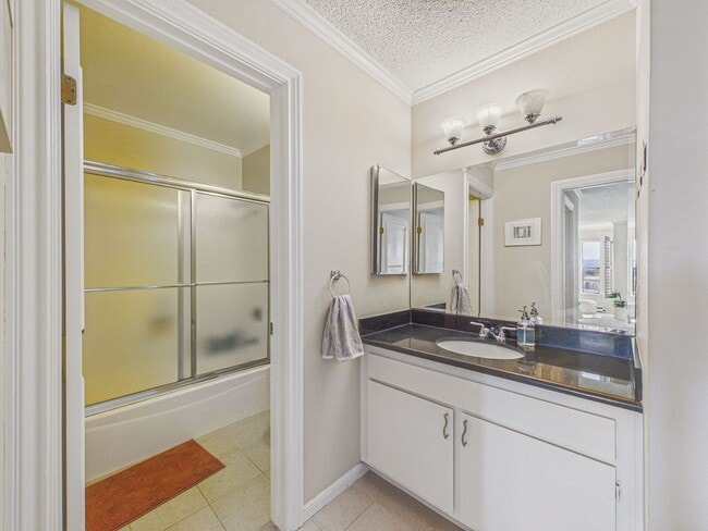 Building Photo - Large 1 bedroom condo for rent! $3,450