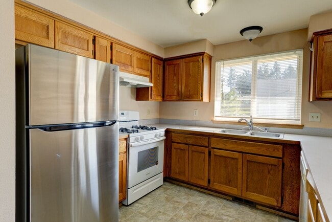 Building Photo - 3 Bed 2 Bath House with all new flooring!