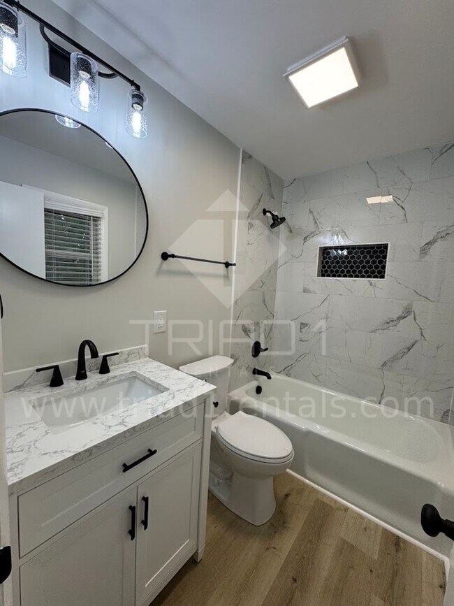 Building Photo - 2205 Hathaway Dr