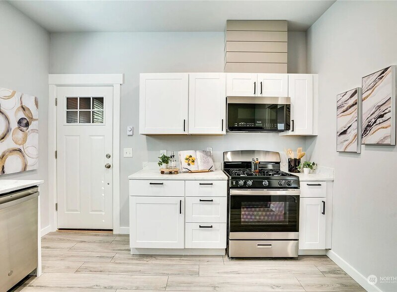 Building Photo - 640 N Anderson St