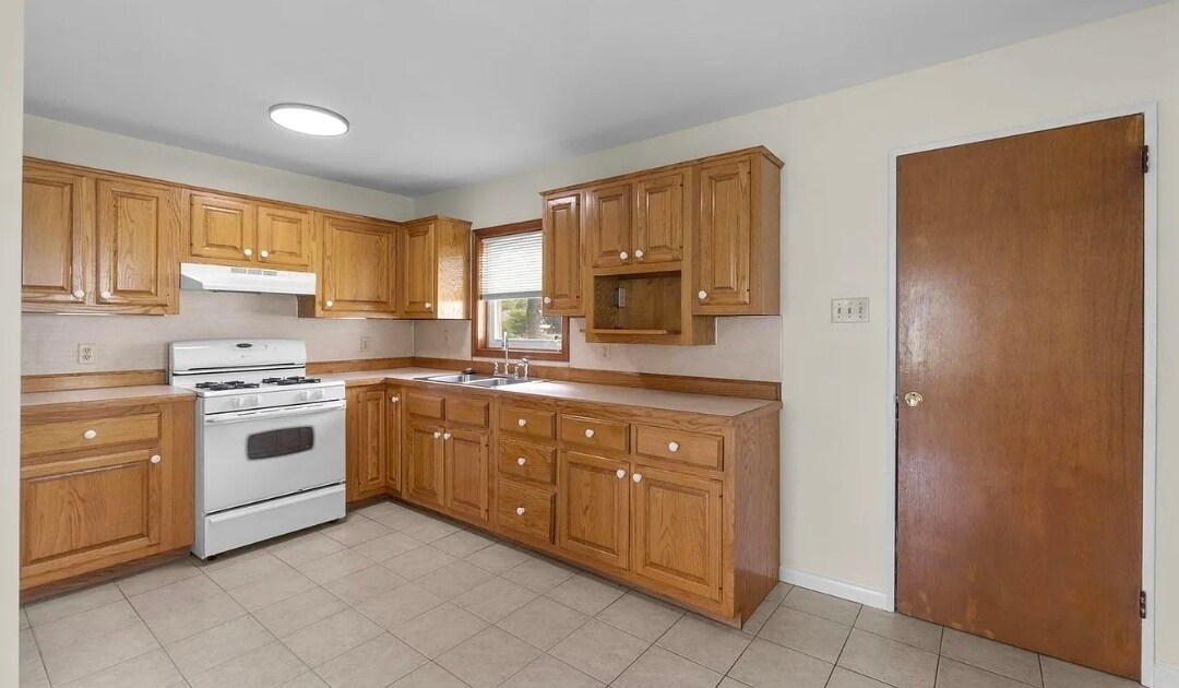 Kitchen w/ Ample Cabinets and Counter Space - 3818 Oakleigh Dr
