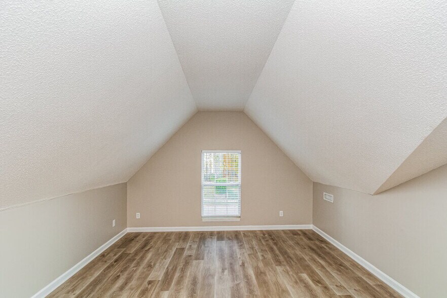 Building Photo - 6805 Coventry Ridge Rd