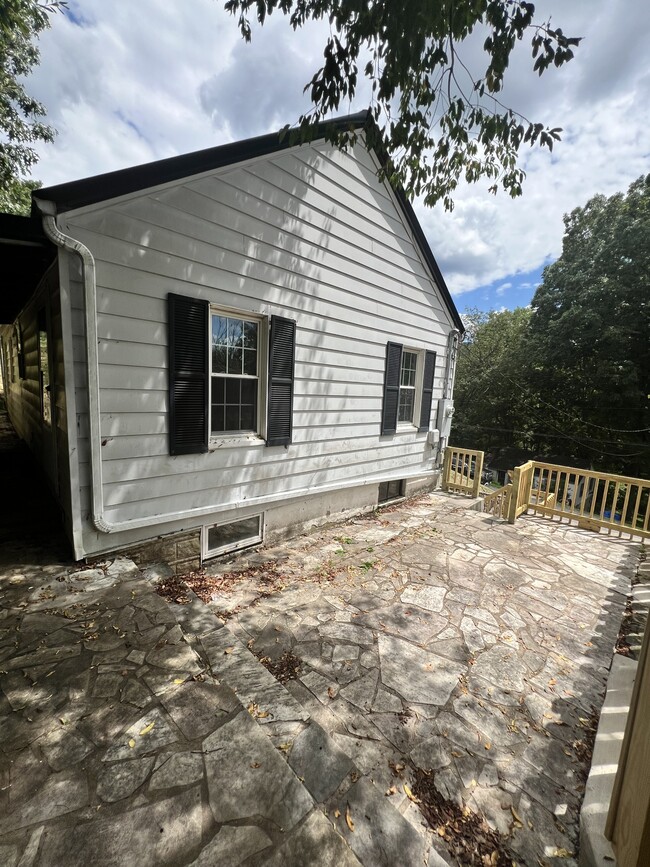Building Photo - 1219 East Dr