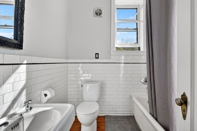 Building Photo - 713 SE 27th Ave