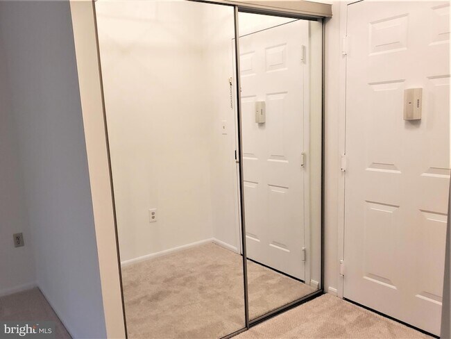 Building Photo - 15100 Interlachen Dr