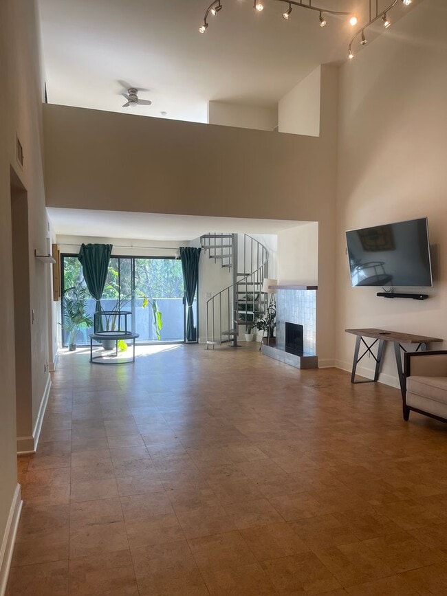 Building Photo - Hollywood Luxury 2 Bed Condo!