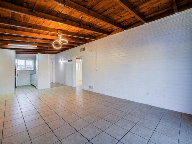 Building Photo - 3 Bedroom 1 Bathroom