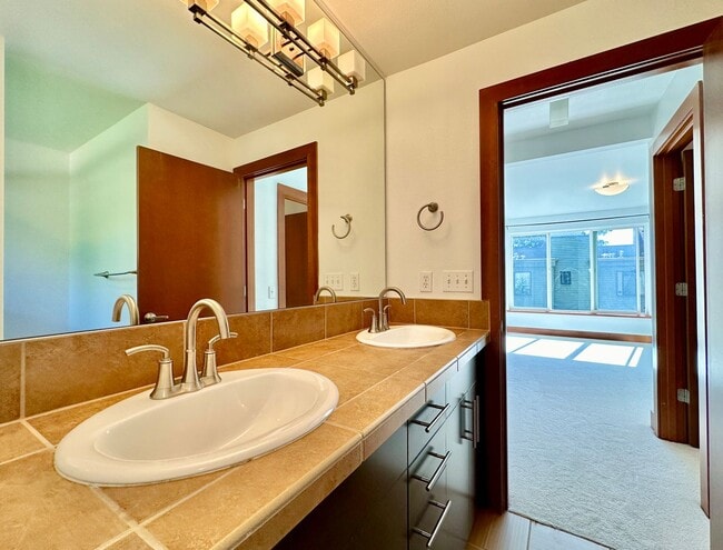 Building Photo - Stunning Townhome for Lease  in Seattle’s ...
