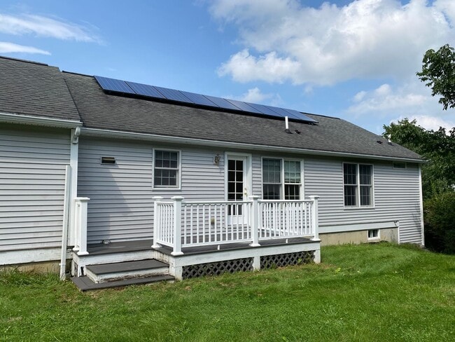 Building Photo - Charming 3-Bedroom Home with Scenic Mounta...