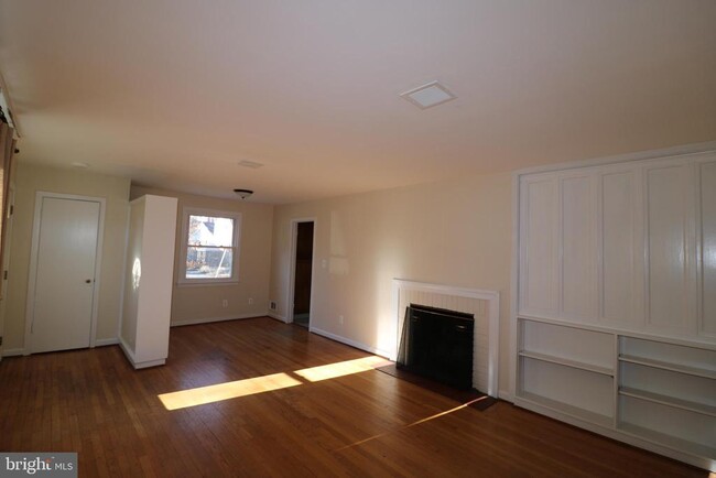 Building Photo - 4325 Maple Ave