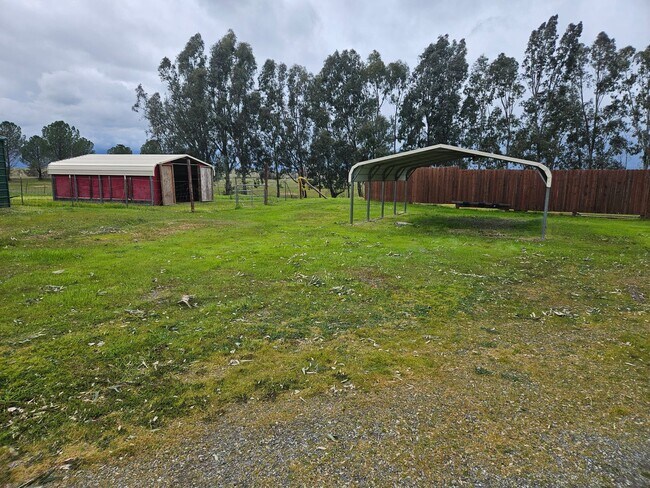 Building Photo - Spacious Home on 5 Acres For Rent!