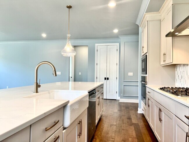 Building Photo - STUNNING and SPACIOUS!