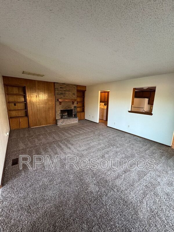 Building Photo - 7002 Woodlake Dr
