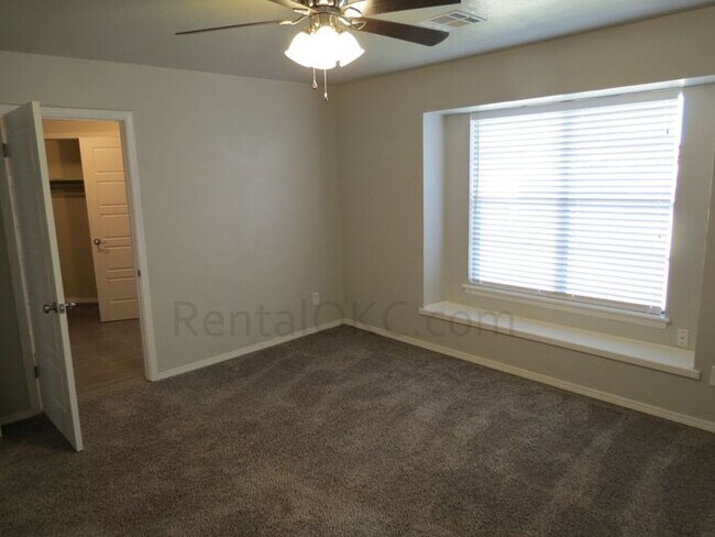 Building Photo - FANTASTIC - Corner Property, Open Plan, Gorgeous Kitchen - 3/2.5