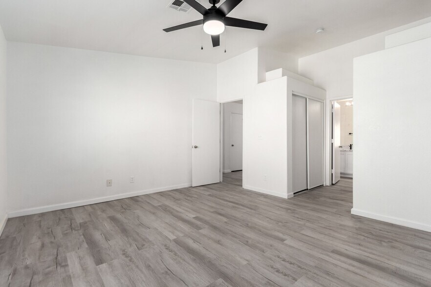 Building Photo - 2110 Los Feliz St