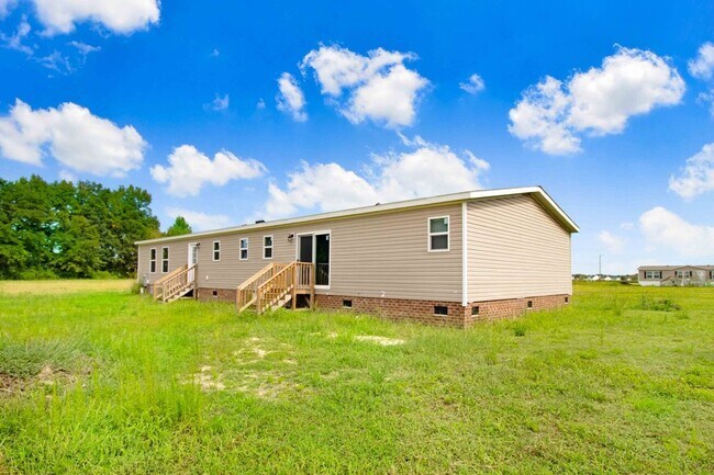 Building Photo - SPACIOUS 4 BR | 3 BA HOME W/ PLENTY OF PRI...