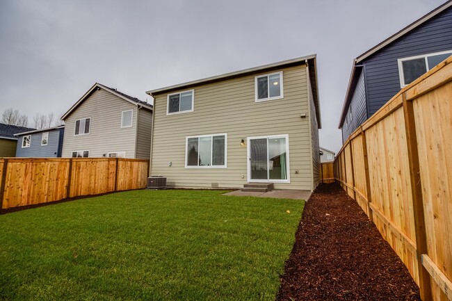 Building Photo - Move In Ready - 5 bedroom 3 Bath Townhome ...