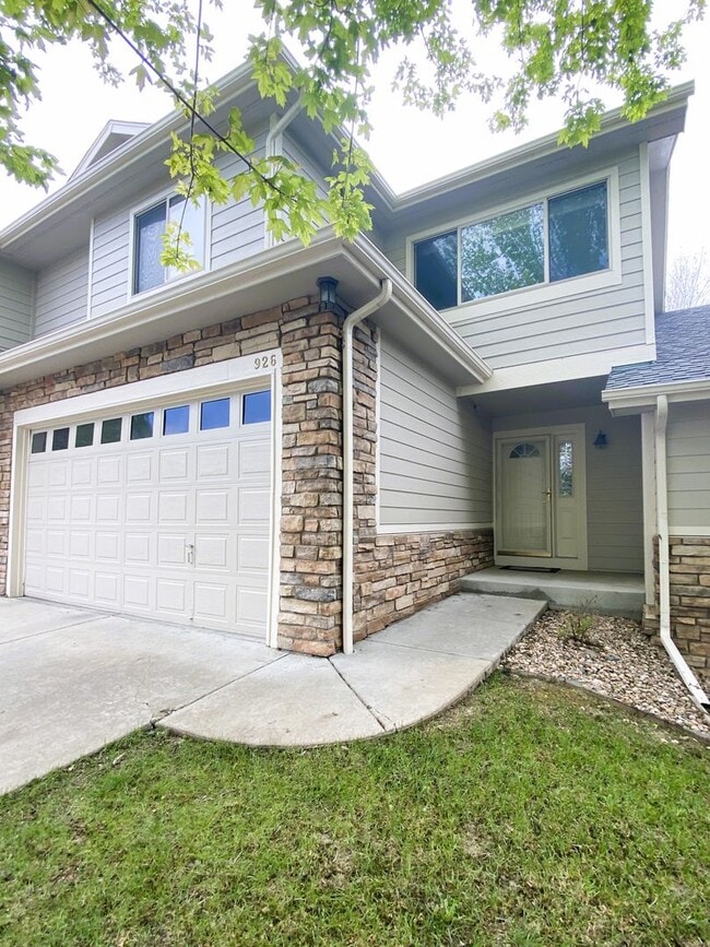 Building Photo - Well located 2+ bedroom townhome