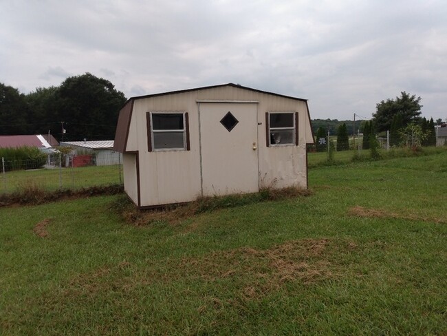 Building Photo - 2 Bedroom Mobile Home Near Broadway Lake